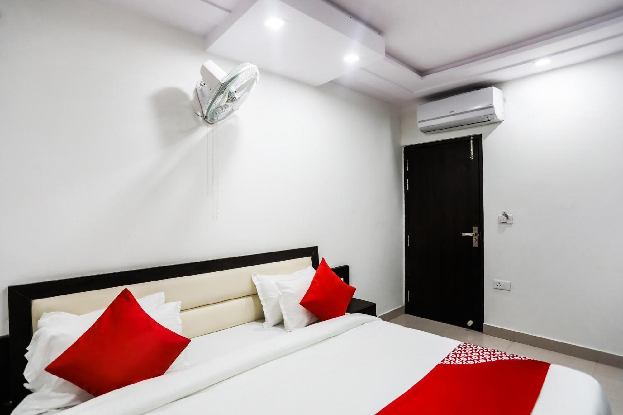 โอโย 62014 โฮเต็ล นิว คีตาญชลี Hotel ลัคเนา ภายนอก รูปภาพ
